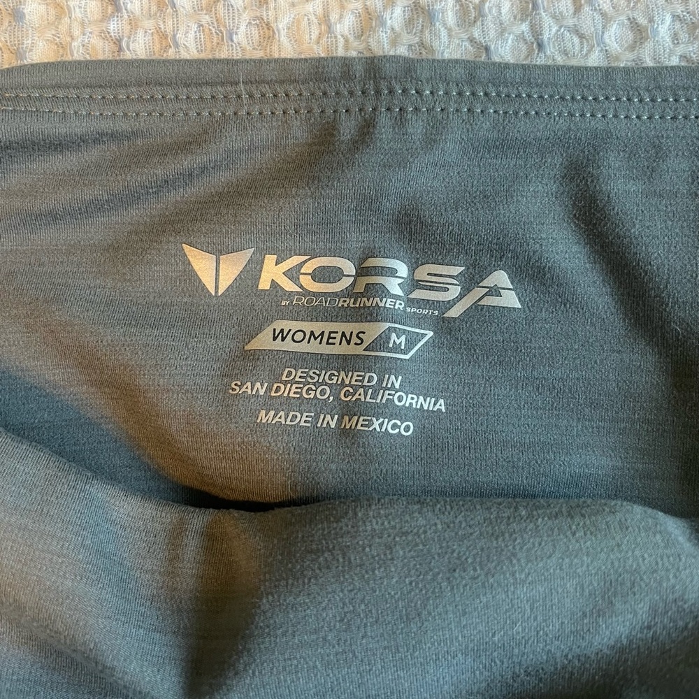NWOT Korsa Women's Gray Capri Leggings - Picture 4 of 5